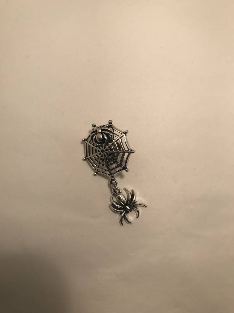 Spinnennetz Brosche von OnASomberNote