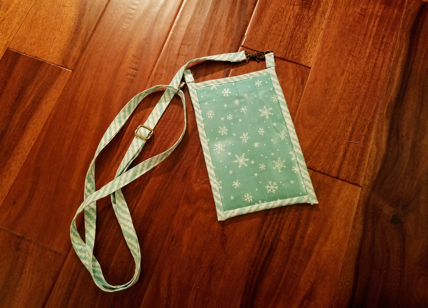 Blue Holiday Schneeflocke Tasche Handtasche Blue Holiday Schneeflocke Tasche Handtasche von OnPinsAndNeedlesOK