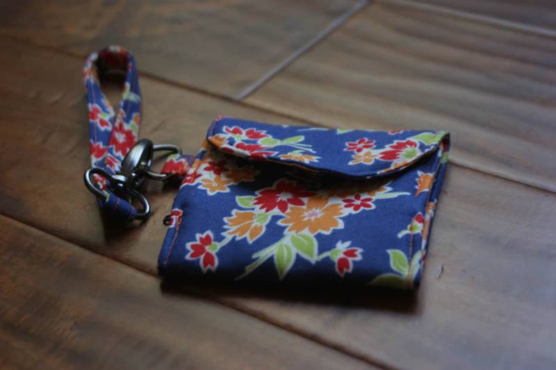 Blue & Orange Floral Brieftasche Blue & Orange Floral Brieftasche von OnPinsAndNeedlesOK