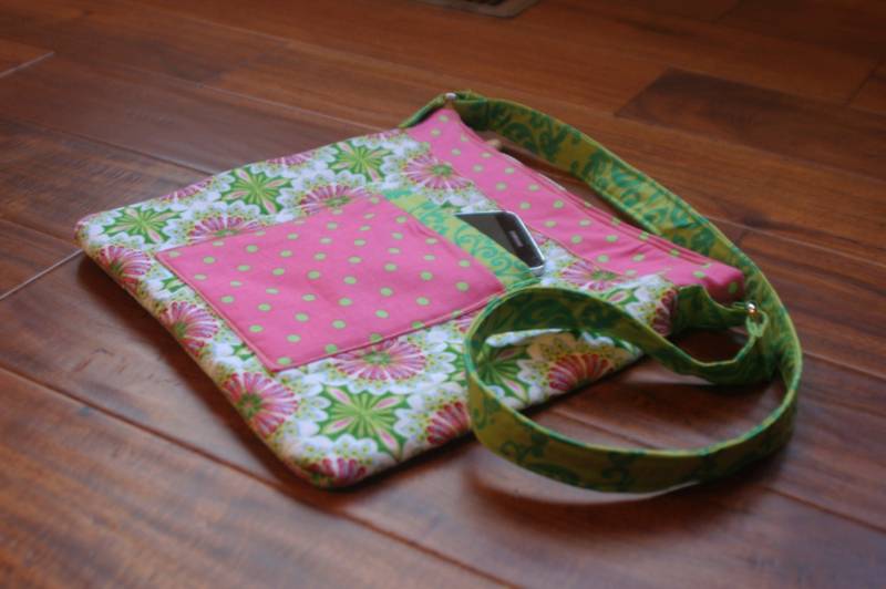 Rosa Und Grün Schulter Tasche Rosa Und Grün Schulter Tasche von OnPinsAndNeedlesOK