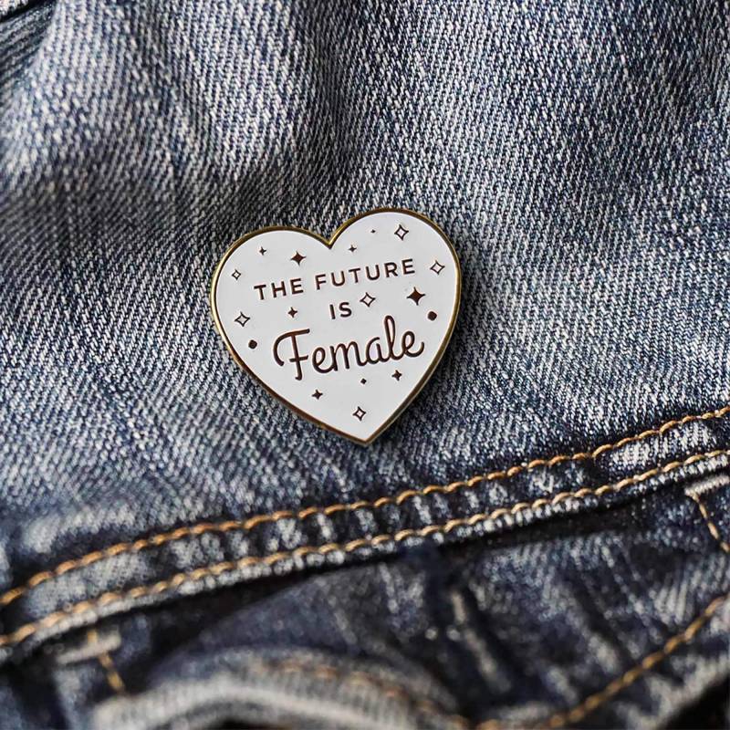 Die Zukunft Ist Weiblich Weiß Und Gold Pin | Feministisch Feminismus Hard Emaille Anstecknadel von OnPointPins