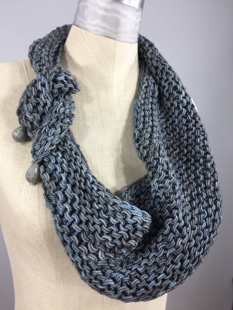 Fasceted Labradorit Teardrop Beads Auf Handgefärbtem Superwash Merino Wrap Ooak, Tragbares Faserkunst Wrap, Mindful Mantel von OnSlenderThreads