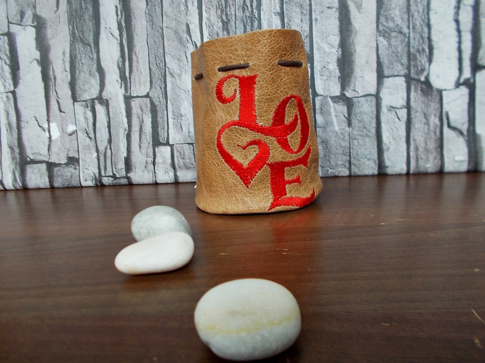 Lederbeutel, Kordelzugbeutel, Mittelalterbeutel, Love, Kleine Ledertasche, Steinbeutel, Schlüsselbeutel, Hellbraun von OnTheFamilySpot