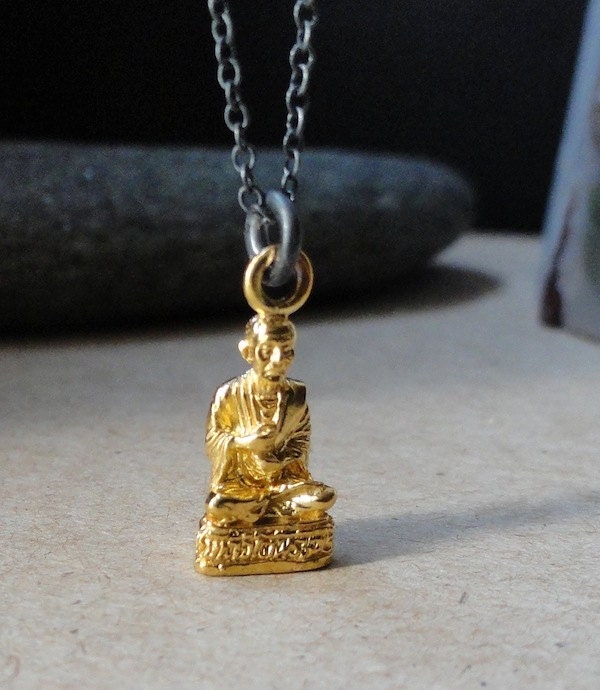 Buddha Charme Halsketten-Anhänger Aus Massivem 22Kt Gelbgold Oxidiertem Sterlingsilber Mit Orangem Saphir Und Perlenschmuck Buddha Charme Halsketten-Anhänger Aus Massivem 22Kt Gelbgold Oxidiertem Sterlingsilber Mit Orangem Saphir Und Perlenschmuck von OnTheWrist