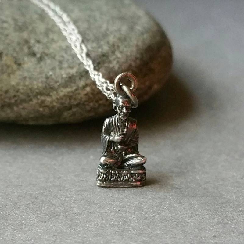 Buddha Halskette Anhänger Kleine in Oxidiertem Sterling Mit 14Kt Weißgold Kabelkette Fine Jewelry von OnTheWrist