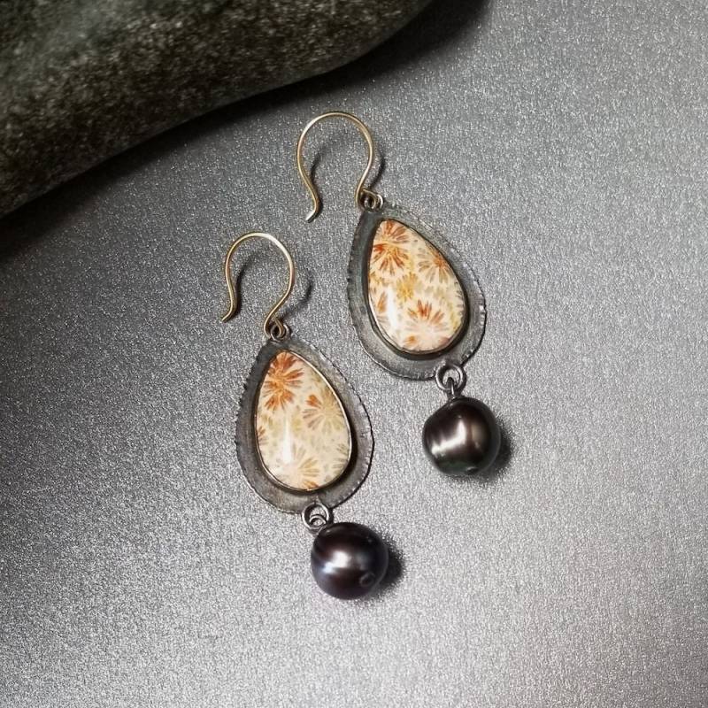 Fossile Koralle Ohrring Ohrhänger in Oxidiertem Sterling Silber Mit Grauer Perle Und 14Kt Gold Ohr Draht Feiner Schmuck von OnTheWrist
