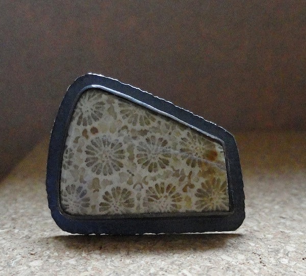 Fossilien Ring - Koralle in Oxidiertem Sterling Silber Mit Gehämmerter Oberfläche Edler Schmuck von OnTheWrist