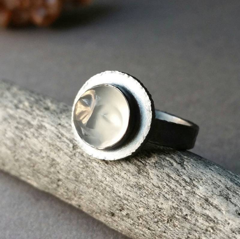 Geschnitzter Mondstein Ring - Sternbild Schmuck Mond Gesicht Geschnitztes Eingefasst in Oxidiertem Sterling Silber Feiner Geschnitzter Mondstein Ring - Sternbild Schmuck Mond Gesicht Geschnitztes Eingefasst in Oxidiertem Sterling Silber Feiner von OnTheWrist