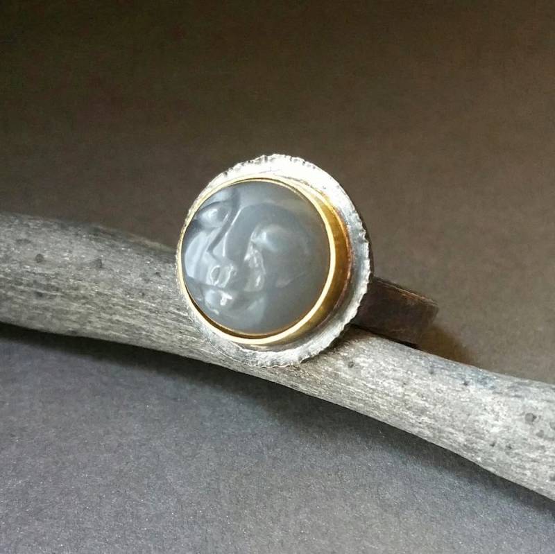 Konstellation Ring Mond Gesicht Geschnitzt Grau Lünette Gesetzt in 22Kt Gold Mit Oxidiertem Sterlingsilber Feinen Schmuck von OnTheWrist