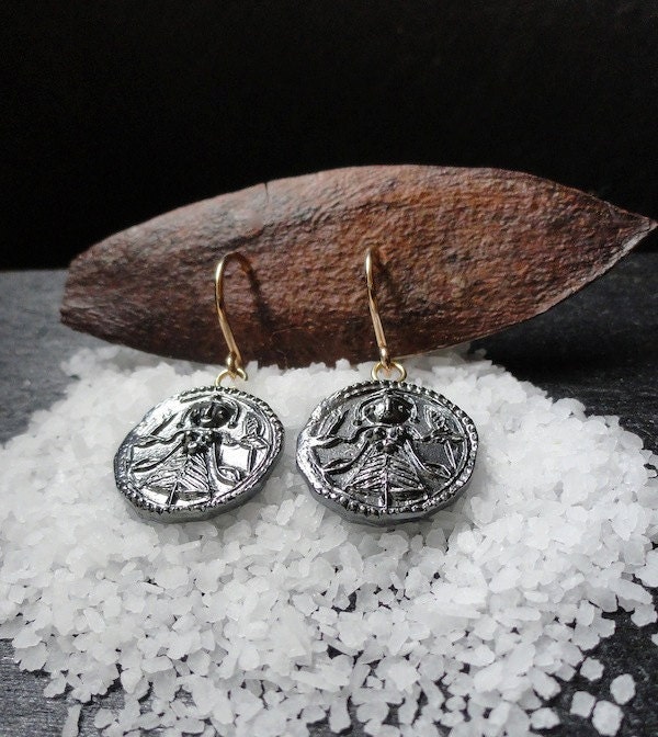 Lakshmi Ohrringe - Göttin Aus Oxidiertem Sterlingsilber Mit 14 Kt. Gold Ohrdrähte Handgemachte Feiner Schmuck von OnTheWrist
