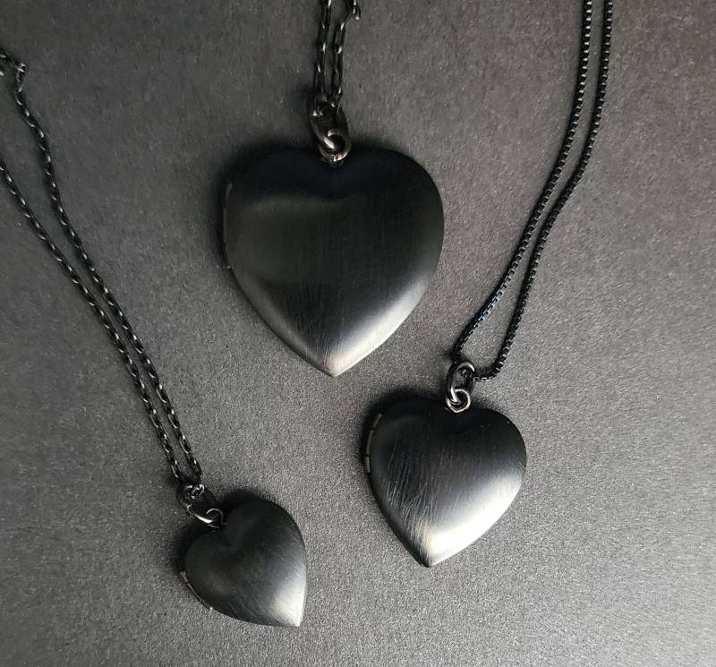 Medaillon Sterling Silber-Herz-Medaillon in Oxidiertem Silber Mit Kabel-Kette Weißen Perlen Und Karabiner-Verschluss Hochzeiten Andenken Fine Jewelry von OnTheWrist