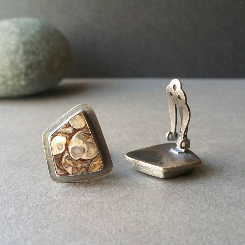 Ohrringe Silber Ohrclips Turritella Cabochon in Oxidiertem Sterlingschmuck von OnTheWrist