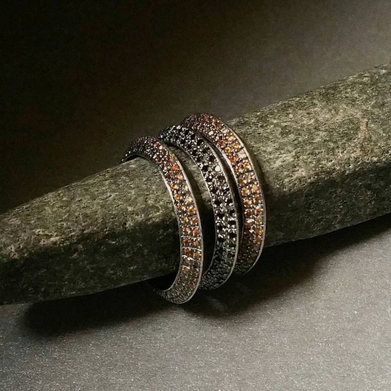Ring Oxidierter Silberring Dreieckig Geschnitzte Band Mit Pave Gesetzt Schwarzem Spinell Oder Rost Farbe Zirkon in Oxidiertem Sterlingsilber Feinen von OnTheWrist