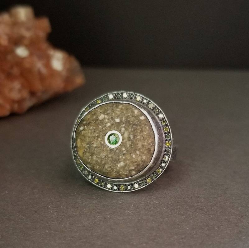 Ring Pebble in Oxidiertem Sterling Silber Und 18Kt Gold Tube Setting Mit Gelben Grünen Diamant Pave Mix Grün Tsavorit Feinen Schmuck von OnTheWrist
