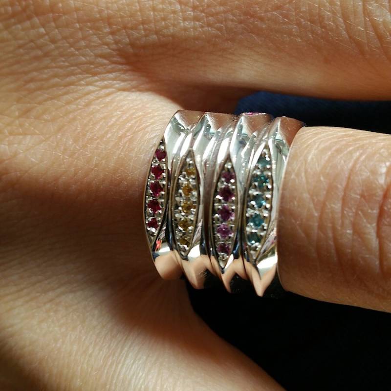Ring Silber Stacking Rings Carved Bands in Hellem Oder Sterling Oxidiert Mit Pave Set Edelsteine Fine Jewelry von OnTheWrist