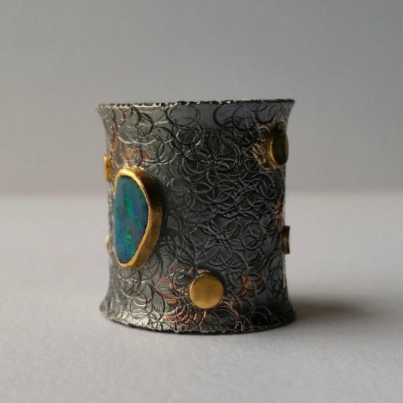 Ring Sterling Silber Zylinder in Oxidiertem 22Kt Gold 18Kt Mit Bezel Set Opal Und Mondstein Fine Jewelry von OnTheWrist