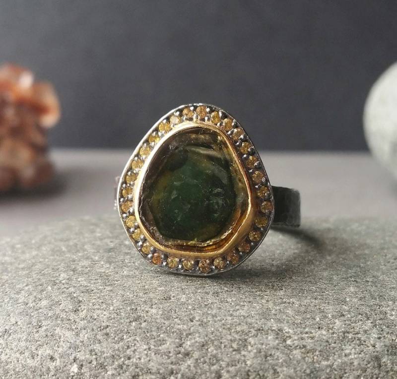 Ring Turmalin Grüner Scheibe Oxidiertes Sterling Silber Und 22Kt Gold Mit Gelber Saphir Pave Set Feine Schmuck Ringe von OnTheWrist