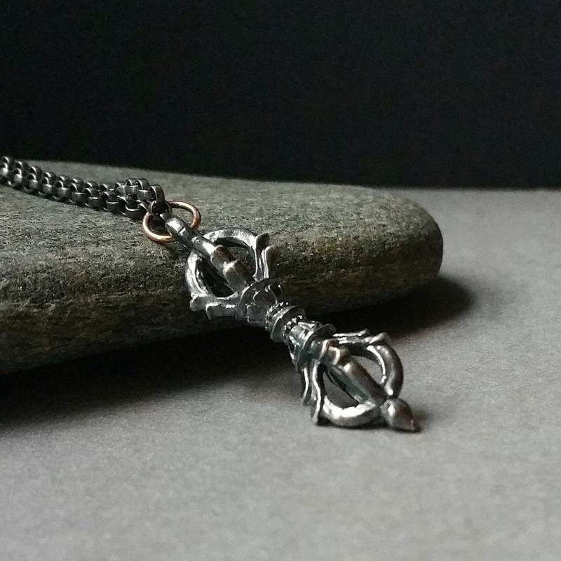 Silber Halskette Anhänger Charme Vajra in Oxidiertem Sterling Mit Gold Schleife Und Kabel Kette Feinen Schmuck von OnTheWrist