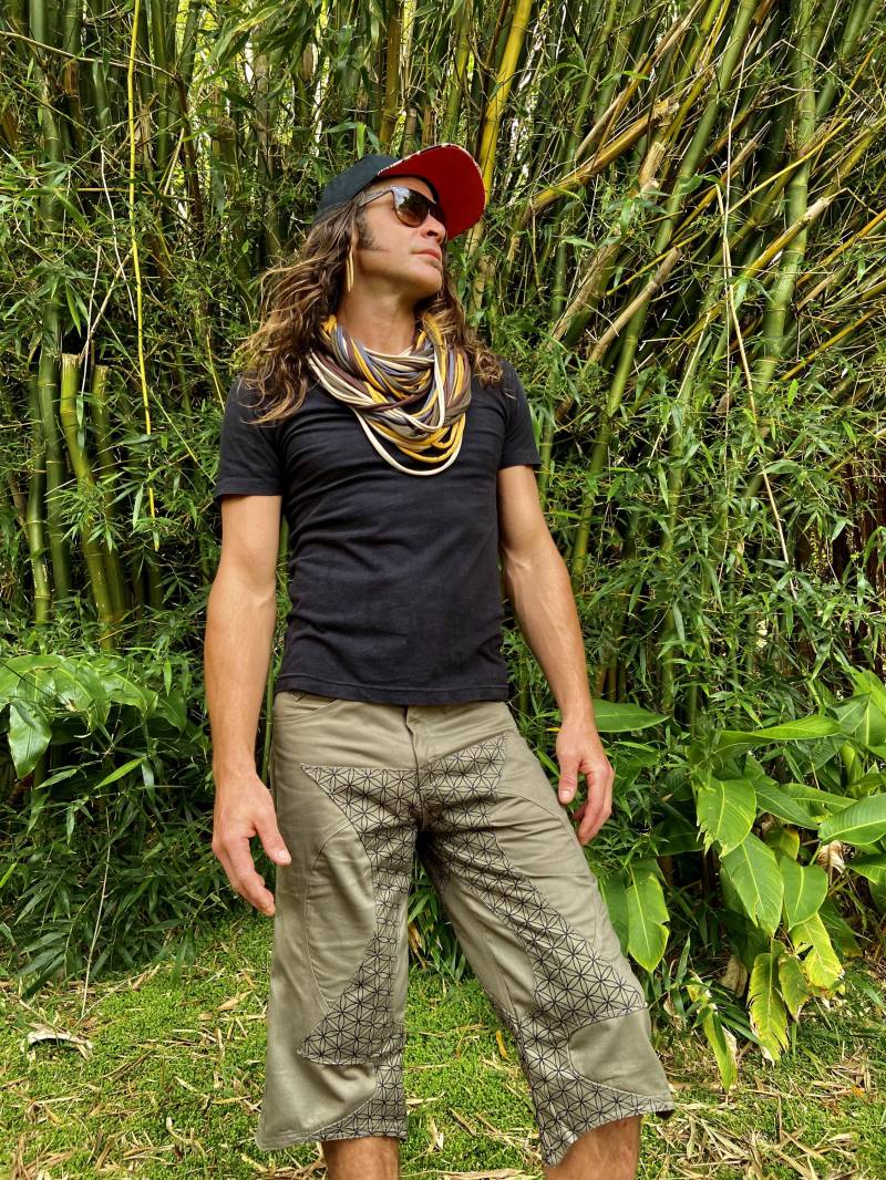 Olivgrüne Sacha Shorts Mit Flower Of Life Print Olivgrüne Sacha Shorts Mit Flower Of Life Print von Onanya