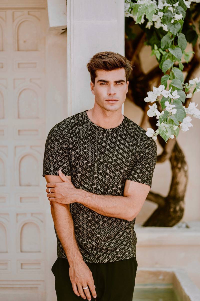 Schwarz Und Gold Blume Des Lebens T-Shirt - Heilige Geometrie Bio Baumwolle Samen Schwarz Und Gold Blume Des Lebens T-Shirt - Heilige Geometrie Bio Baumwolle Samen von Onanya