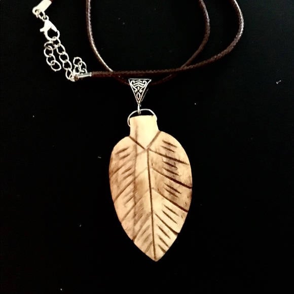 Holz Geschnitzte Feder Anhänger Halskette, Boho Schmuck, Statement Holzschmuck Holz Geschnitzte Feder Anhänger Halskette, Boho Schmuck, Statement Holzschmuck von OnariArt