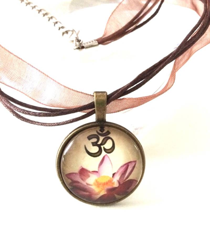 Ohm Glas Anhänger Om Yoga Meditation Halskette Lotus Schmuck Geschenke Heilung Statement Buddha Hindi Zen Ohm Glas Anhänger Om Yoga Meditation Halskette Lotus Schmuck Geschenke Heilung Statement Buddha Hindi Zen von OnariArt