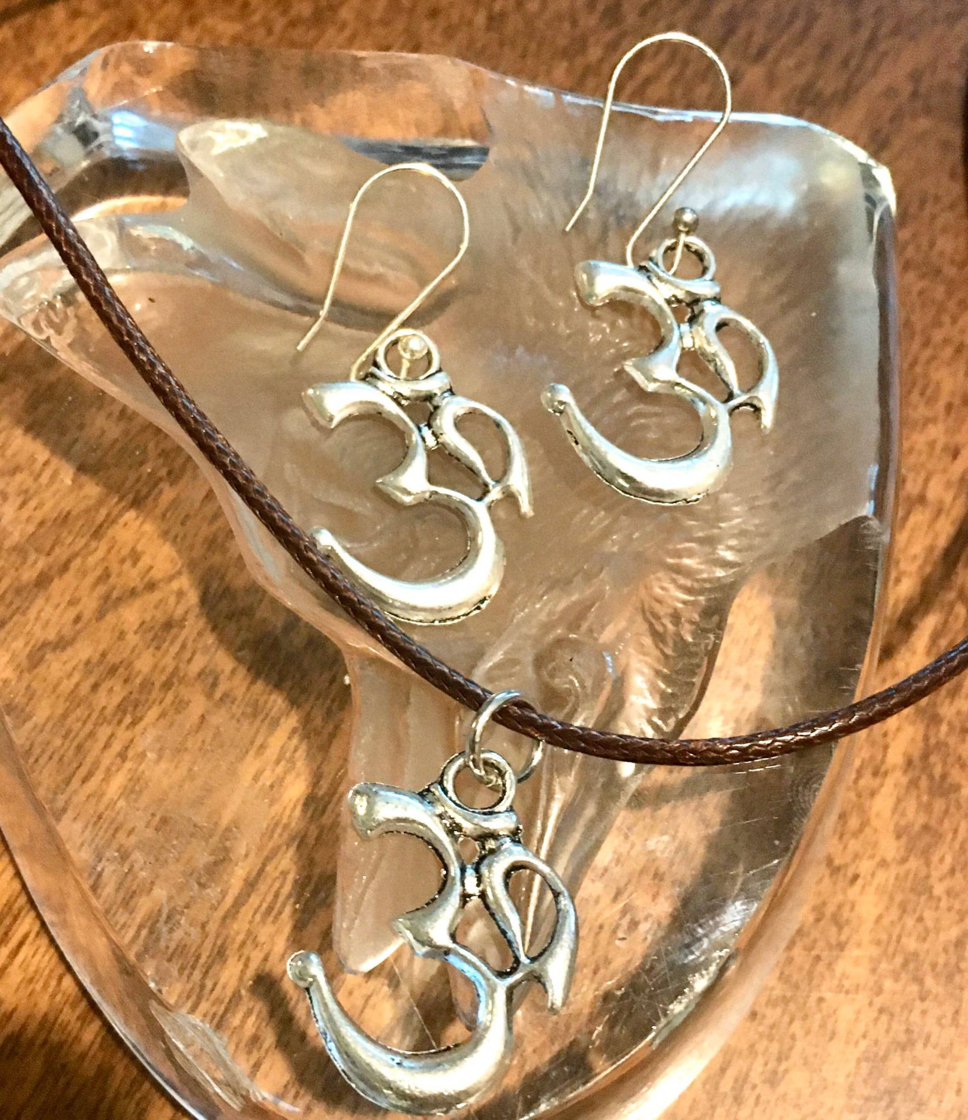 Om Schmuck Set, Aum Anhänger, Ohm Halskette Und Ohrringe, Silber Set Buddha Spirituelle Geschenke Göttin Om Schmuck Set, Aum Anhänger, Ohm Halskette Und Ohrringe, Silber Set Buddha Spirituelle Geschenke Göttin von OnariArt