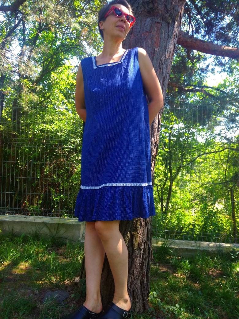Vintage 60Er Jahre Blau-Weiß Gepunktetes Baumwollkleid. Schlichtes Ärmelloses Sommerkleid von OnceAgainStoreFinds
