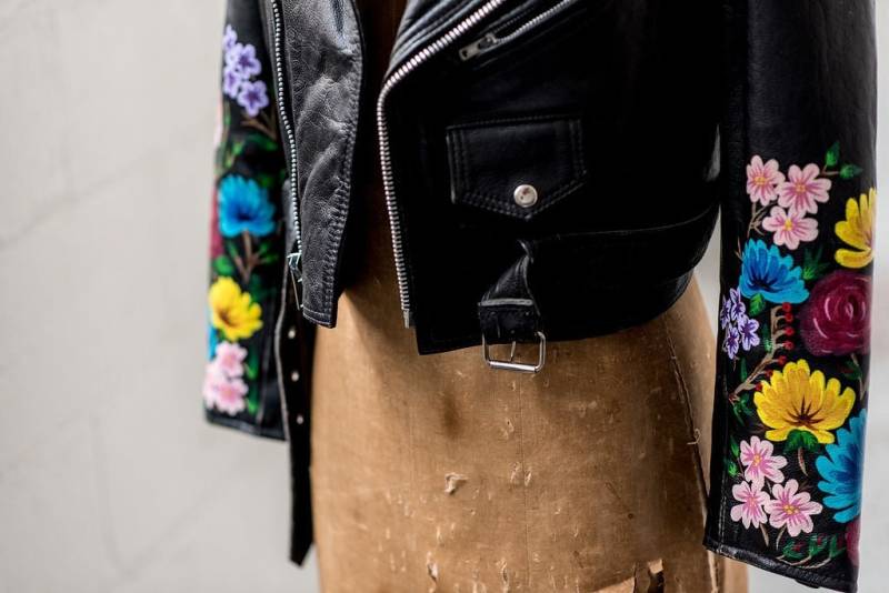 Made To Order/Handbemalte Gobelin Manschetten Auf Echtleder Motorradjacke von OnceUponALauren