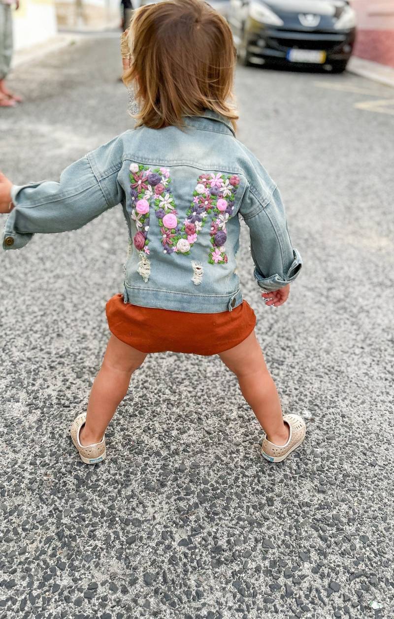 Monogramm Blumen Jeansjacke - Handbestickte von OnceUponAStringCA