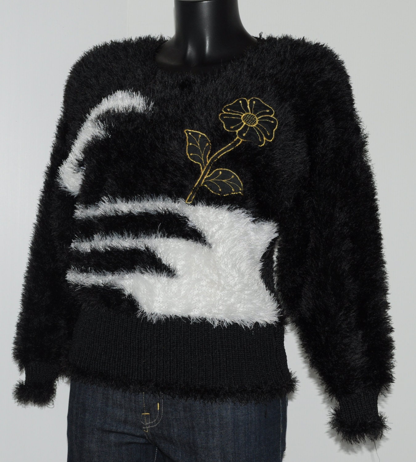 Vintage Bestickter, Schwarz-Weißer Langflorpullover, Größe 36-38 Fr von OnceUponaDressing