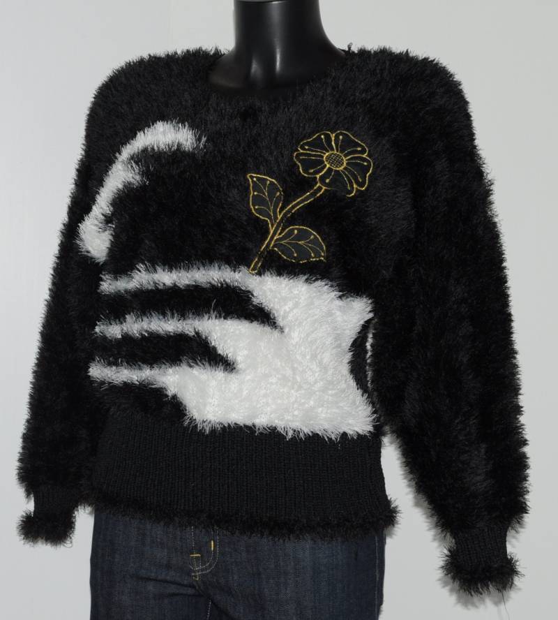 Vintage Bestickter, Schwarz-Weißer Langflorpullover, Größe 36-38 Fr von OnceUponaDressing