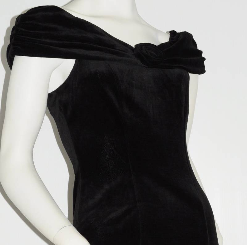Jinty's Vintage 80Er Cocktailkleid Aus Glattem Schwarzem Samt Mit Schulterfreien Details Größe 36-38 Fr von OnceUponaDressing