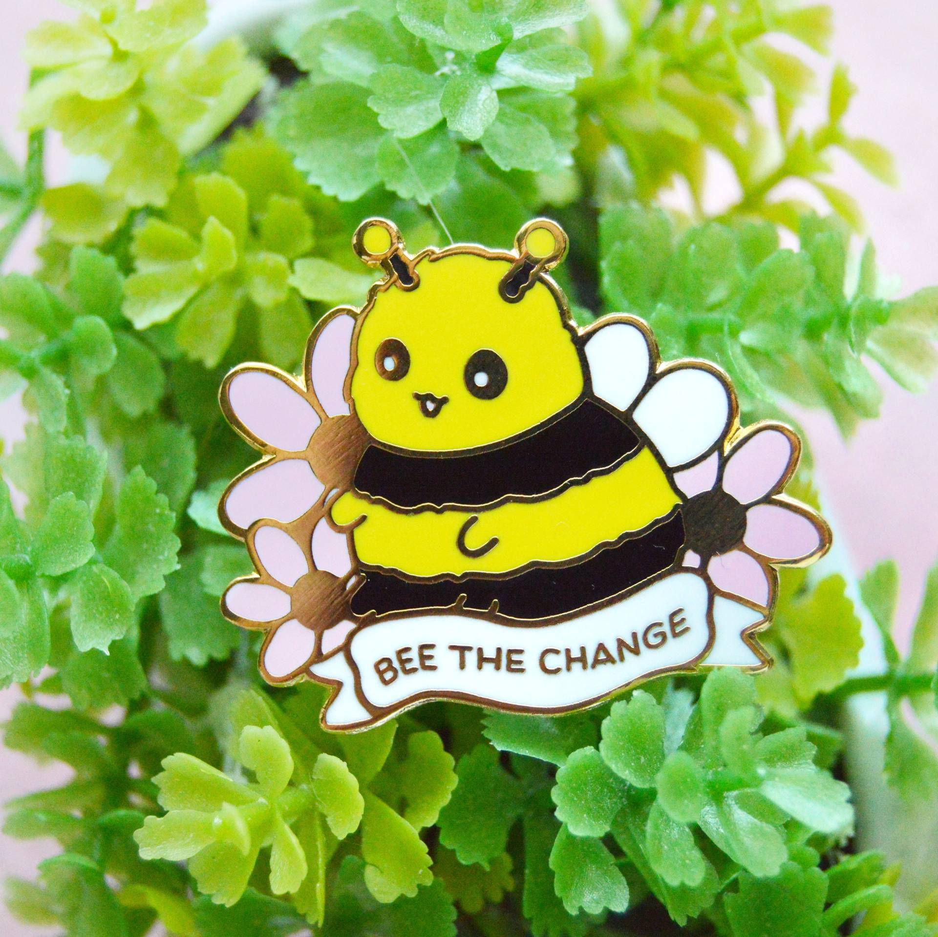 Bee The Change Emaille Pin ~ Save Bees Kawaii Anstecker Free Pollinator Seed Packet Natur Inspiriertes Zubehör Garten & Blumen Bee The Change Emaille Pin ~ Save Bees Kawaii Anstecker Free Pollinator Seed Packet Natur Inspiriertes Zubehör Garten & Blumen von OnceUponaPinEtsy
