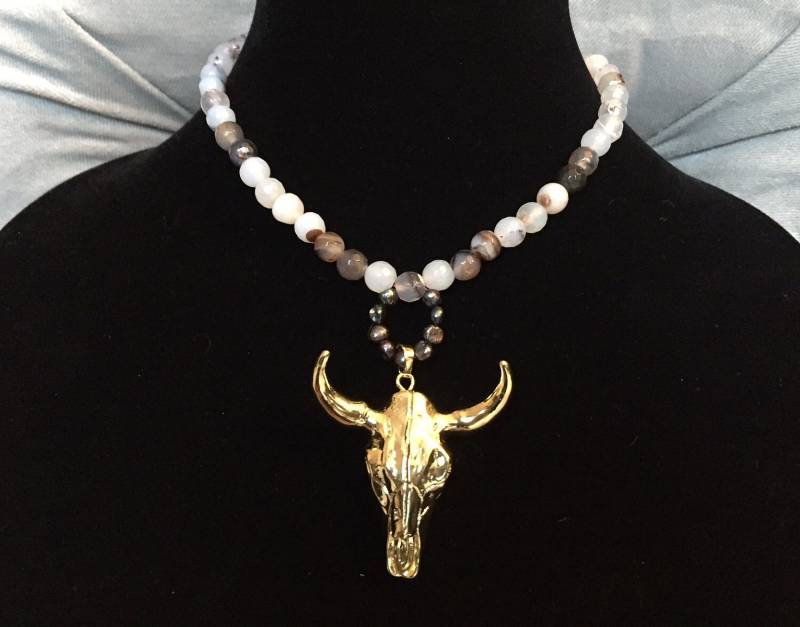 Achat & Perlenkette Mit Gold Longhorn Anhänger Achat & Perlenkette Mit Gold Longhorn Anhänger von OneBrandJewelry
