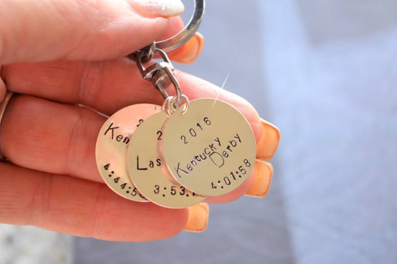 Benutzerdefinierte Hand Gestempelt, Gestempelt Schmuck, Las Vegas, Schlüsselbund, Schlüsselanhänger, Kentucky, Derby, Marathon Geschenk, Laufen von OneCharmingTreasure