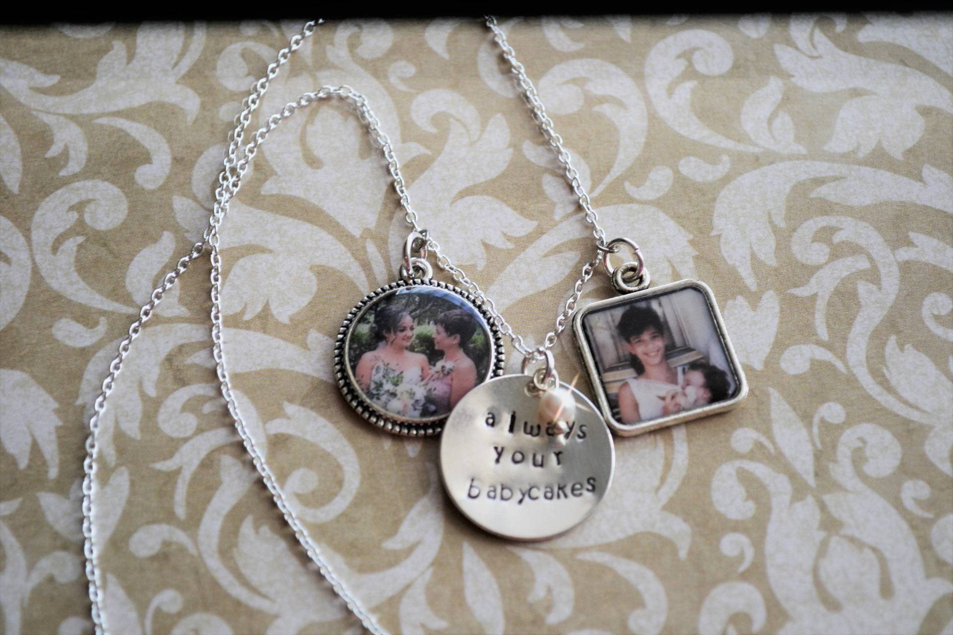 Charm Halskette, Foto Charms, Silber Disc Hand Gestempelt Metall Nachricht Tag, Geschenk Für Mama, Hochzeitsgeschenk, Mutter Der Braut von OneCharmingTreasure