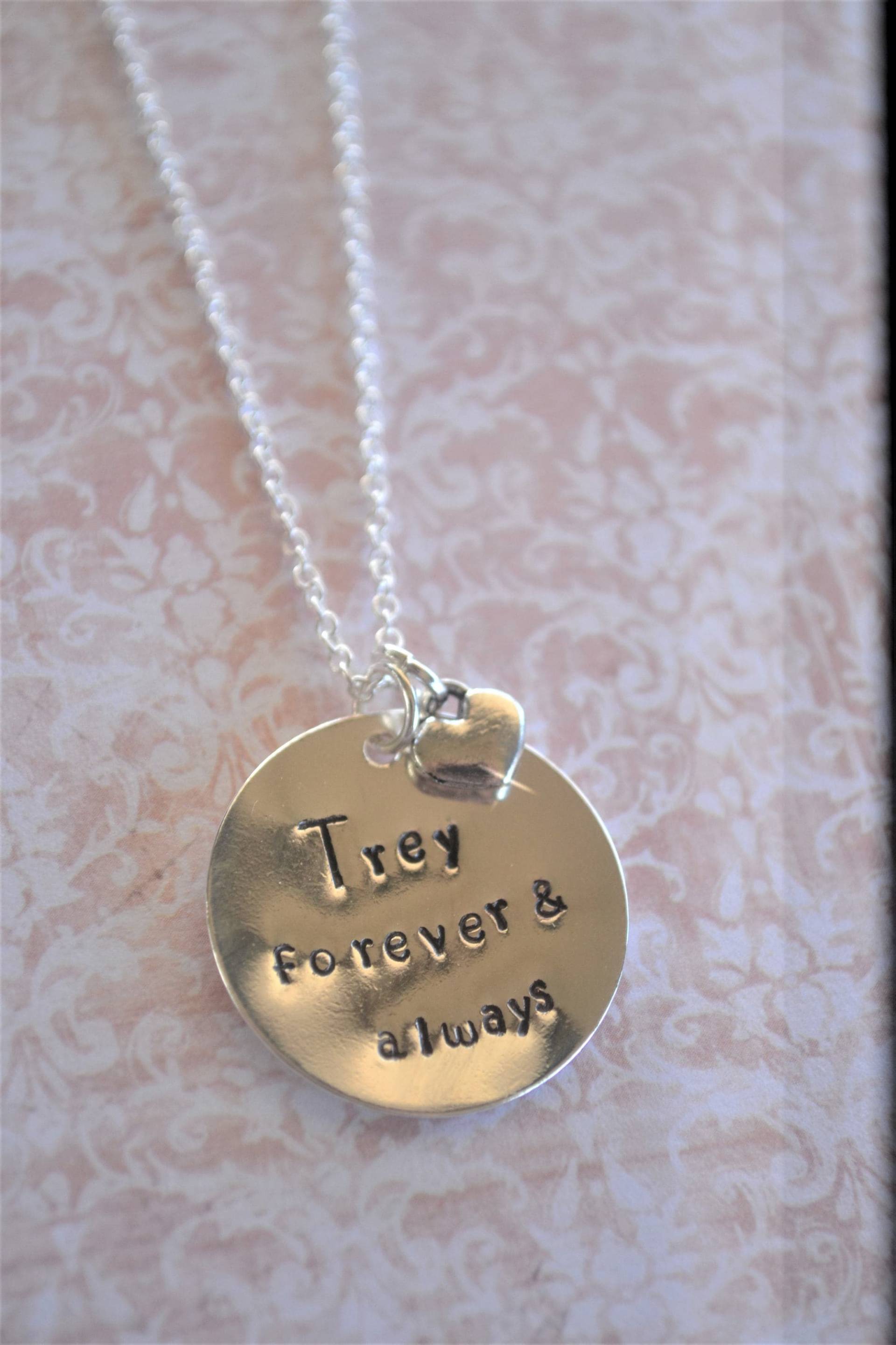 Charm Halskette, Hand Gestempelt Charms, Handgemachter Metall Schmuck, Erinnerungsschmuck, Graviert, Besonderes Datum, Benutzerdefinierte Gestempelt von OneCharmingTreasure