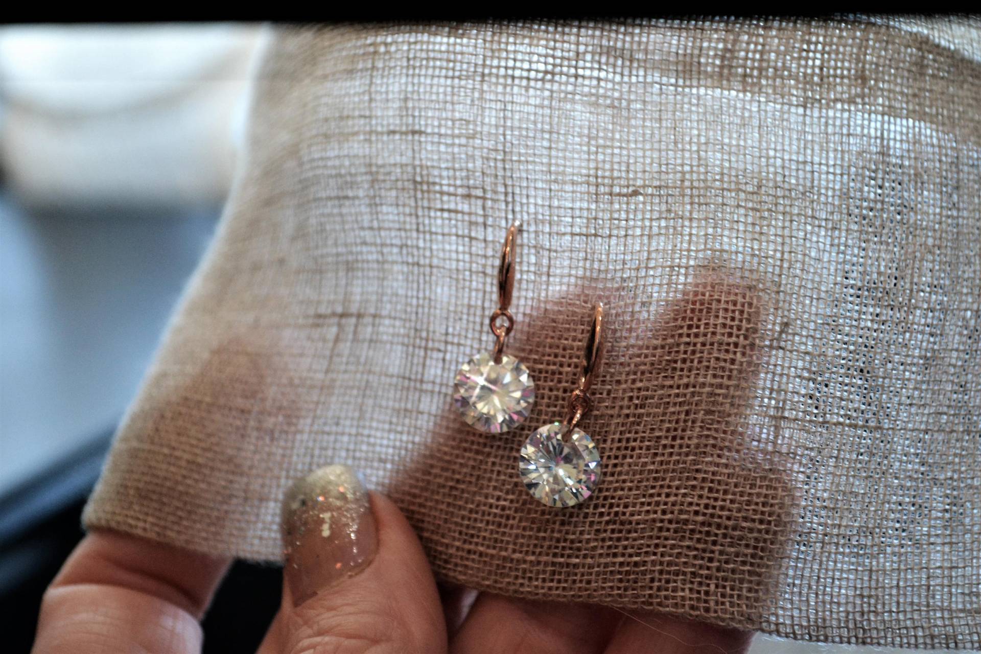 Chaton Ohrringe, Weißer Kristall, Cz Baumeln Einfache Statement Diamant Steine von OneCharmingTreasure