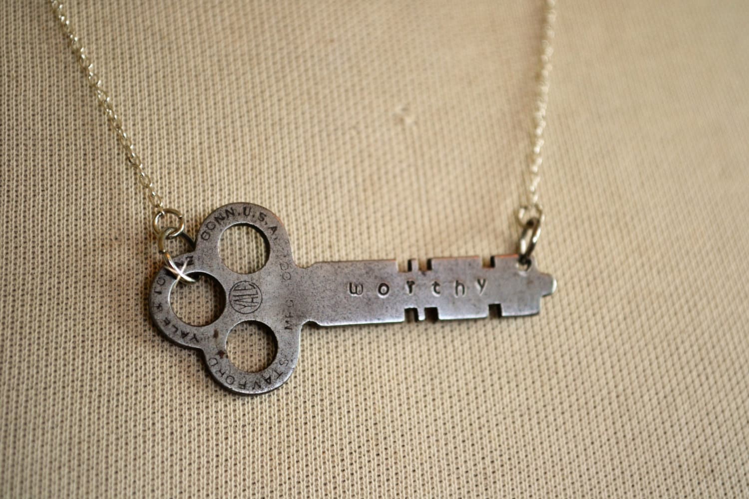 Etsy-Verkauf Hand Gestempelt Schlüssel Halskette Anhänger, Metall Monogramm Schlüssel, Schlüsselanhänger, Alte Skelettschlüssel, Personalisierte von OneCharmingTreasure