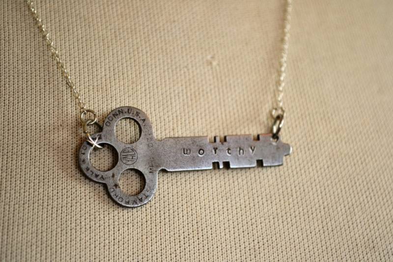 Etsy-Verkauf Hand Gestempelt Schlüssel Halskette Anhänger, Metall Monogramm Schlüssel, Schlüsselanhänger, Alte Skelettschlüssel, Personalisierte von OneCharmingTreasure