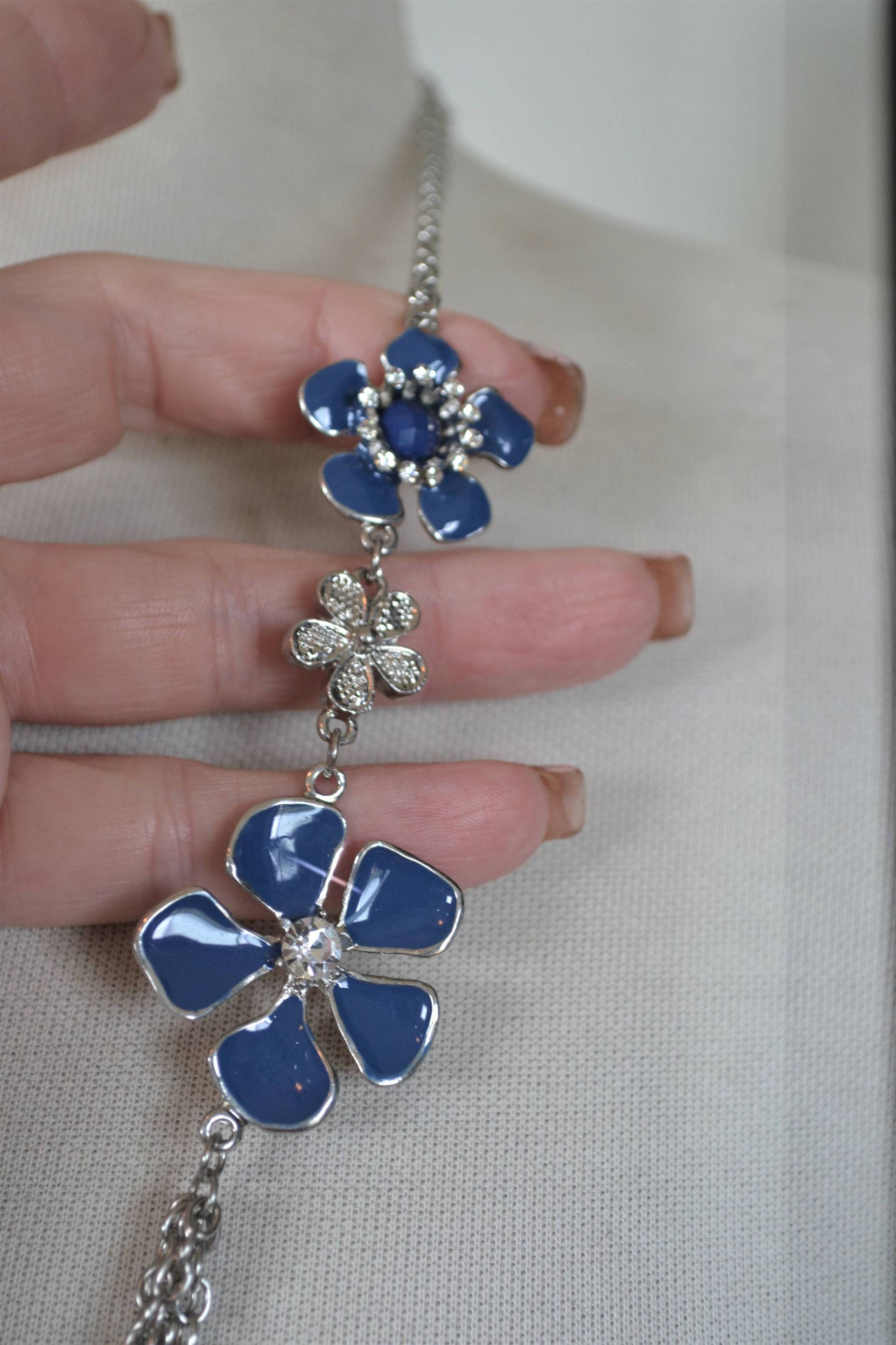 Geschichtete Halskette, Blaue Blumen, Geschichtet Und Lang, Emaille Schmuck, Florale Blau, Etwas Blaues, Frühling von OneCharmingTreasure