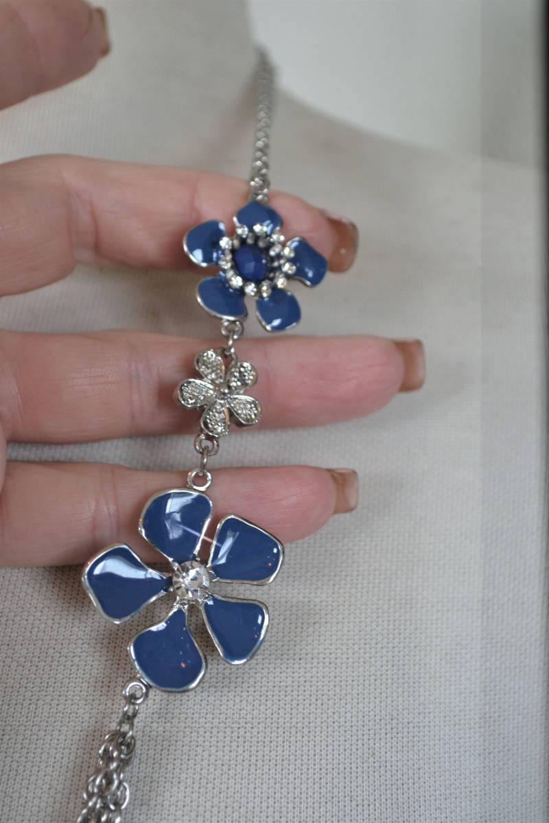 Geschichtete Halskette, Blaue Blumen, Geschichtet Und Lang, Emaille Schmuck, Florale Blau, Etwas Blaues, Frühling von OneCharmingTreasure