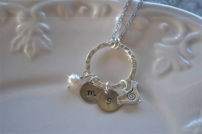 Hand Gestempelt Initial Halskette, Personalisierte Mütter Monogramm Oma Geschenk, Monogramm Schmuck, Metallschmuck von OneCharmingTreasure