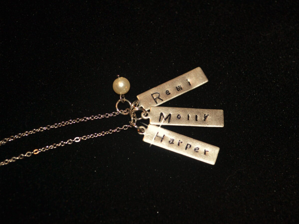 Handgestempelte Anhänger, Handgestempelter Namenanhänger, Datumsschilder, Rechteckanhänger, Personalisierter Schmuck, Gravur, Monogramm, Geschenkidee von OneCharmingTreasure