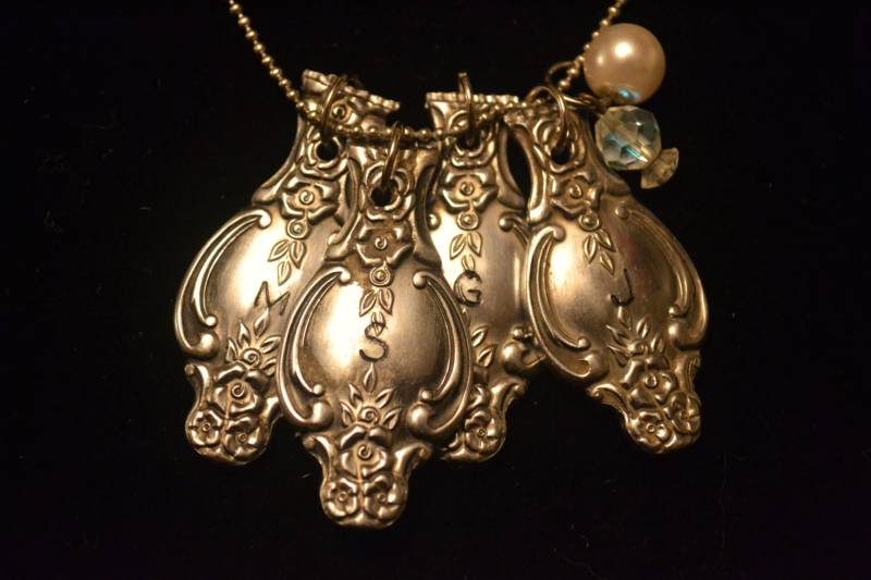 Handgestempelte Löffel-Charms, Mit Monogramm Personalisierte Anfangsanhänger, Besteck-Silberschmuck, Upcycled Umfunktionierter Schmuck von OneCharmingTreasure