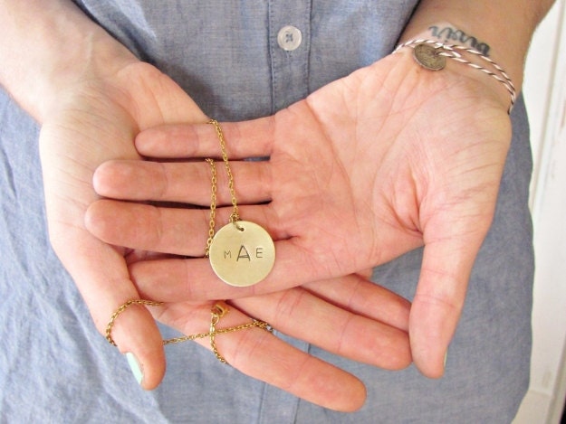 Handgestempelte Metalletiketten, Handgestempeltes Monogramm Oder Urlaubsanhänger, Benutzerdefinierte Gestempelt, Flache Charms, Personalisiertes von OneCharmingTreasure