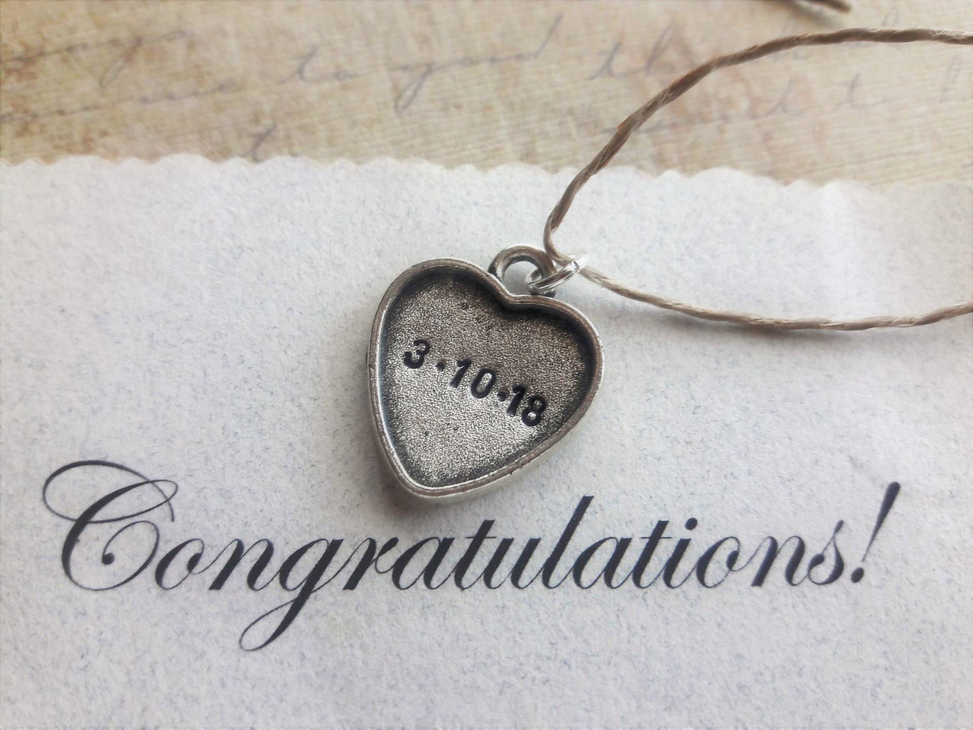 Herzlichen Glückwunsch, Geschenkanhänger, Brautgeschenk, Brautjungfern Geschenk, Hochzeit Charms, Hochzeitsgeschenke, Gastgeschenke, Preiswertes von OneCharmingTreasure