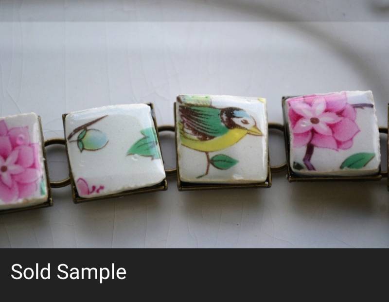 Natur Inspiriertes Porzellanarmband Mit Vogel & Blumen, Handgefertigt Aus Beschädigter Porzellantasse Und Porzellan, Upcycled Dishes von OneCharmingTreasure