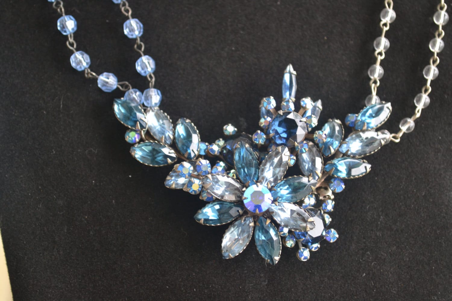 Saftige Vintage Zweckentfremdete Blaue Und Aqua Strass Blumenbrosche Halsketten Zusammenstellung, Zusammenstellung Halskette, Blauer Aurora Borealis von OneCharmingTreasure